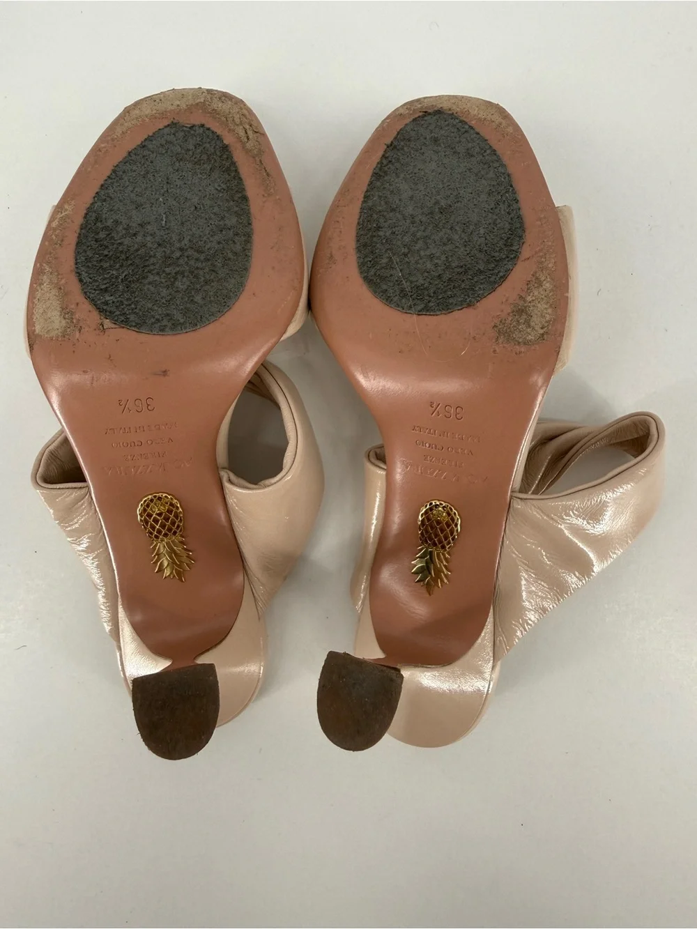 Aquazzura Patent Leather Twist-Strap Slide Sandals in Beige